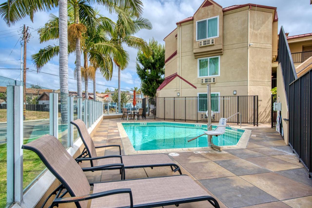 Days Inn By Wyndham Carlsbad Bagian luar foto