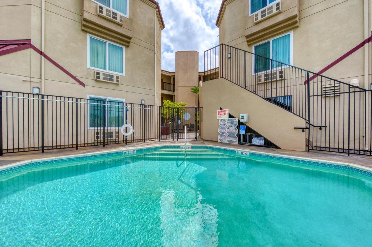 Days Inn By Wyndham Carlsbad Bagian luar foto