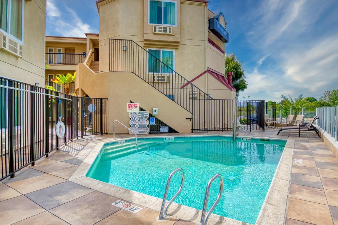 Days Inn By Wyndham Carlsbad Bagian luar foto