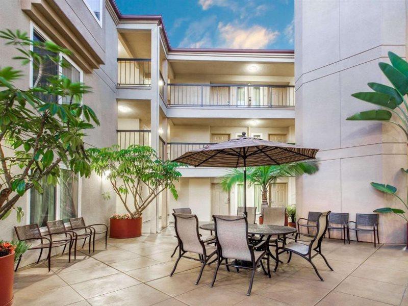 Days Inn By Wyndham Carlsbad Bagian luar foto