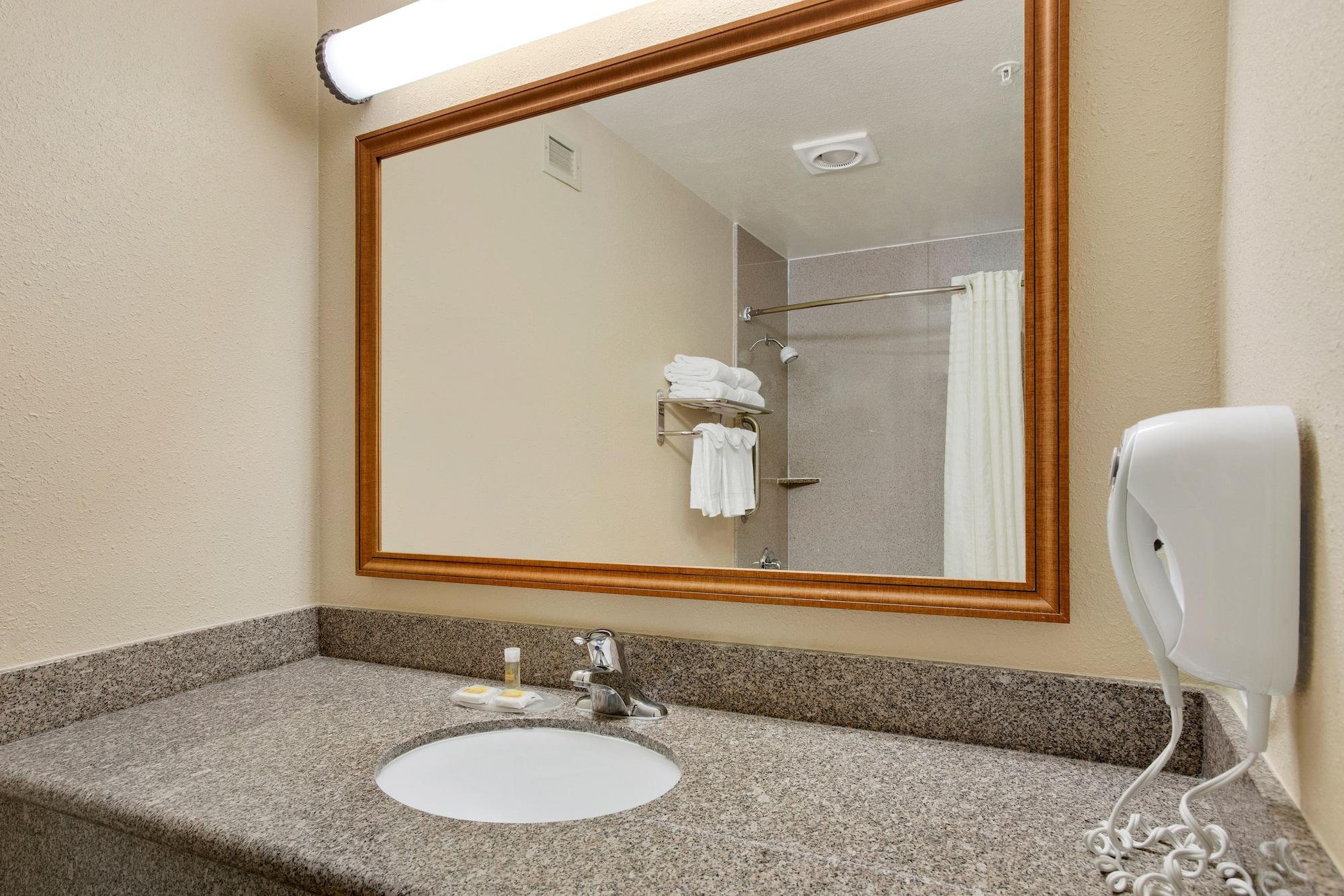 Days Inn By Wyndham Carlsbad Bagian luar foto
