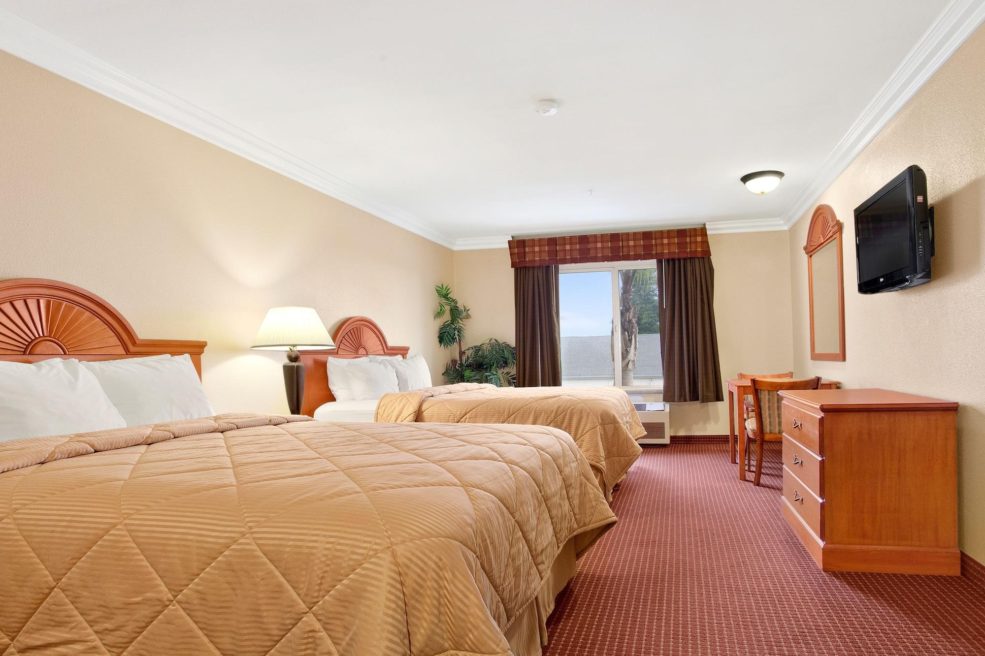 Days Inn By Wyndham Carlsbad Bagian luar foto
