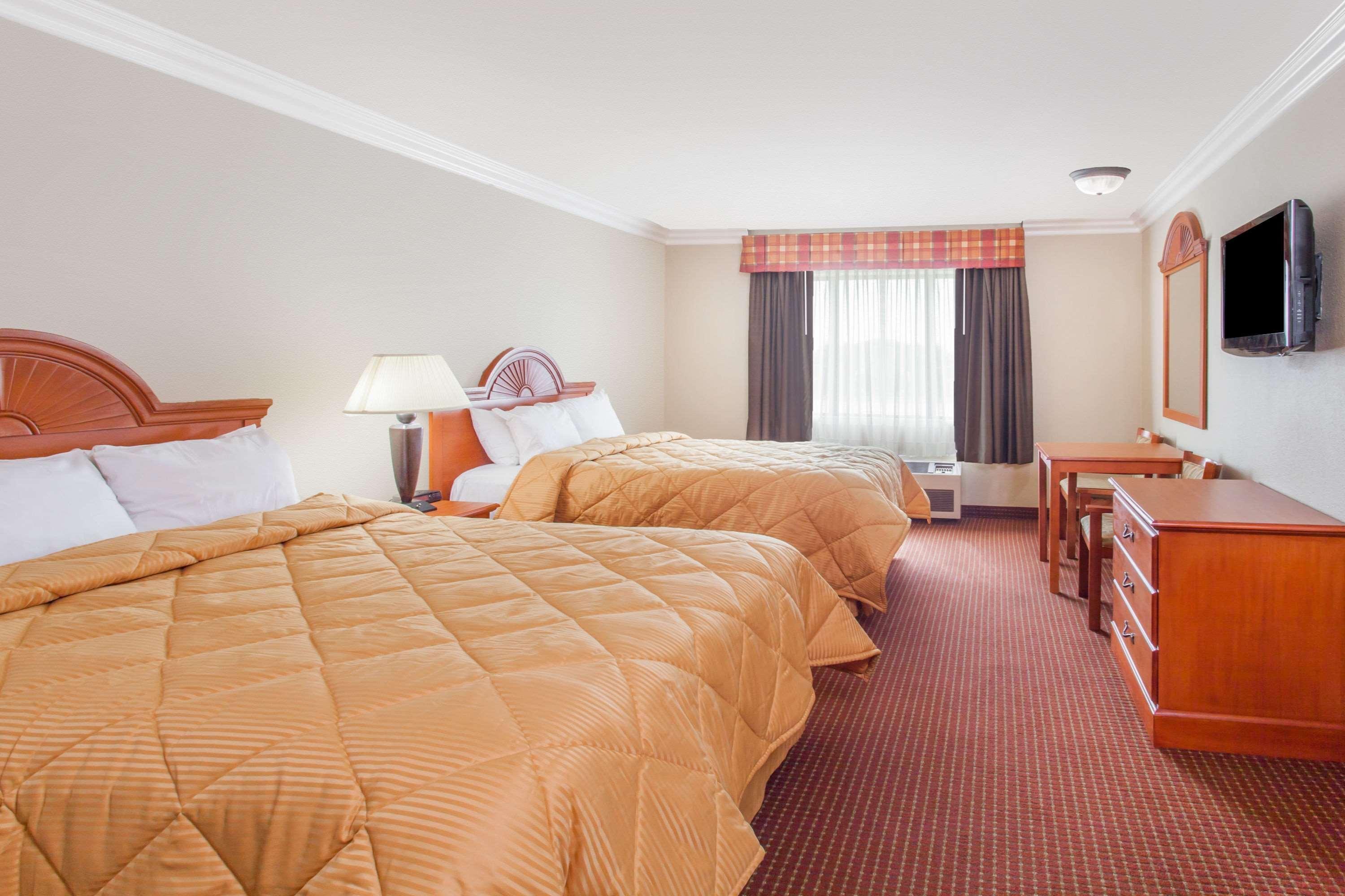 Days Inn By Wyndham Carlsbad Bagian luar foto