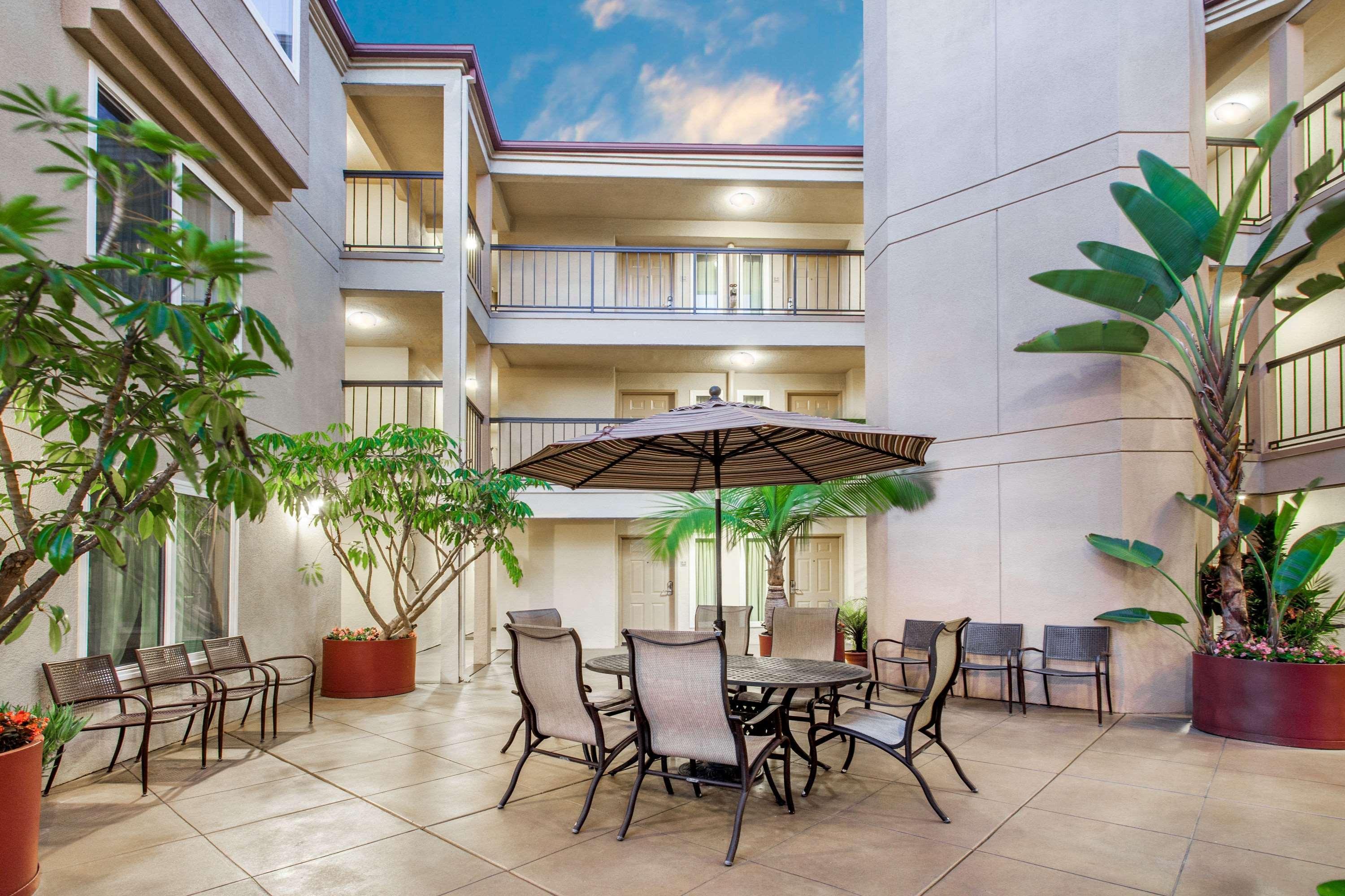 Days Inn By Wyndham Carlsbad Bagian luar foto