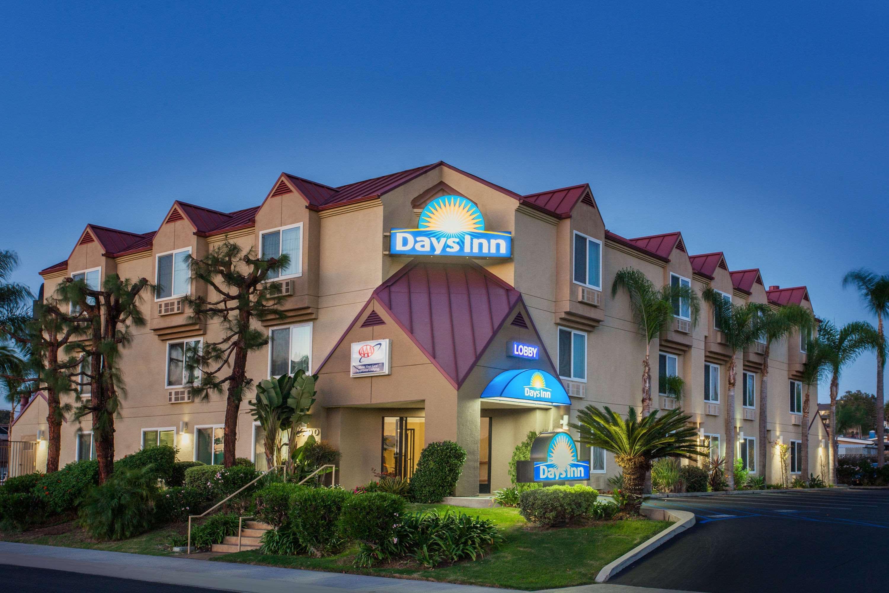 Days Inn By Wyndham Carlsbad Bagian luar foto