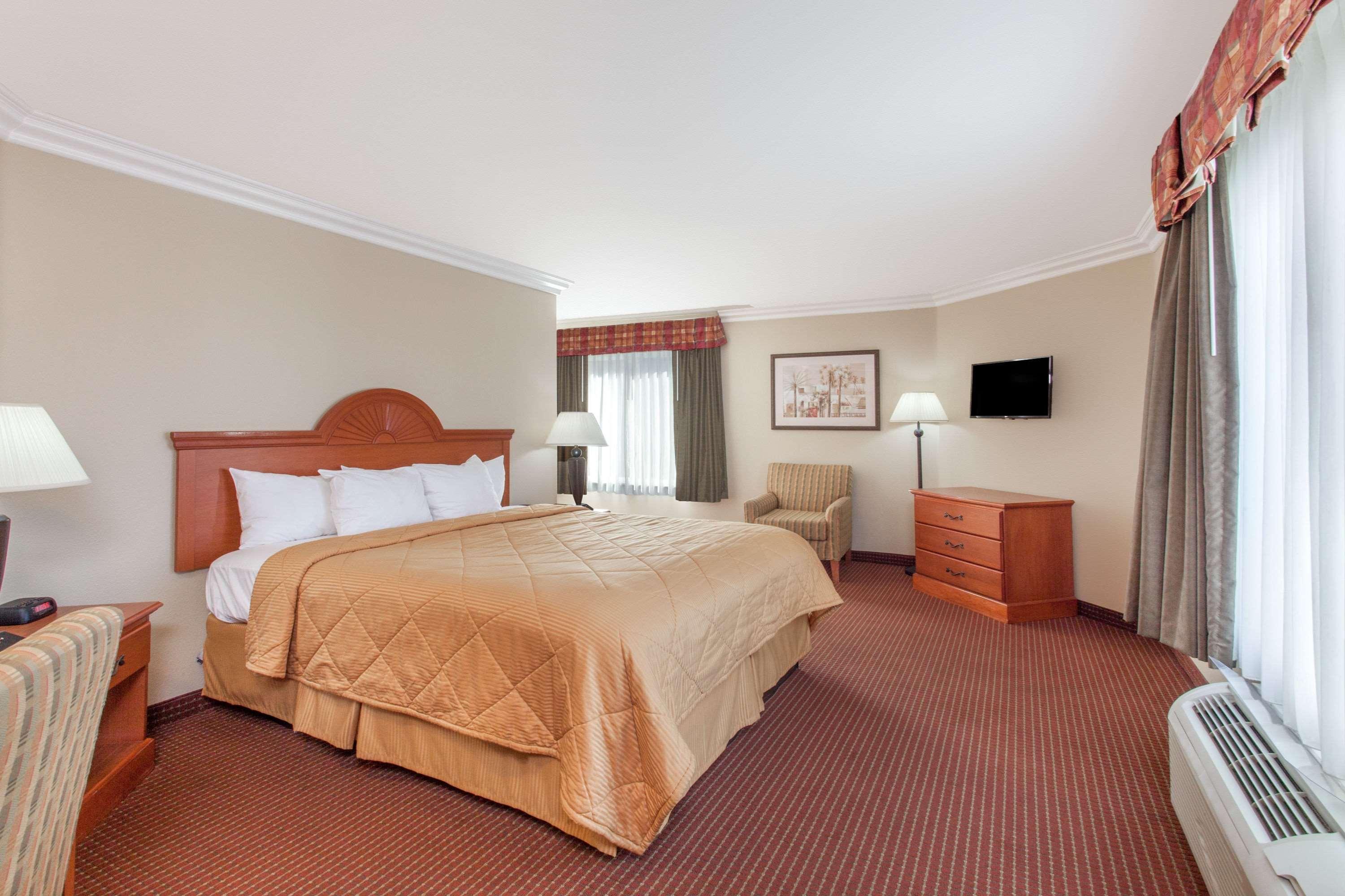Days Inn By Wyndham Carlsbad Bagian luar foto