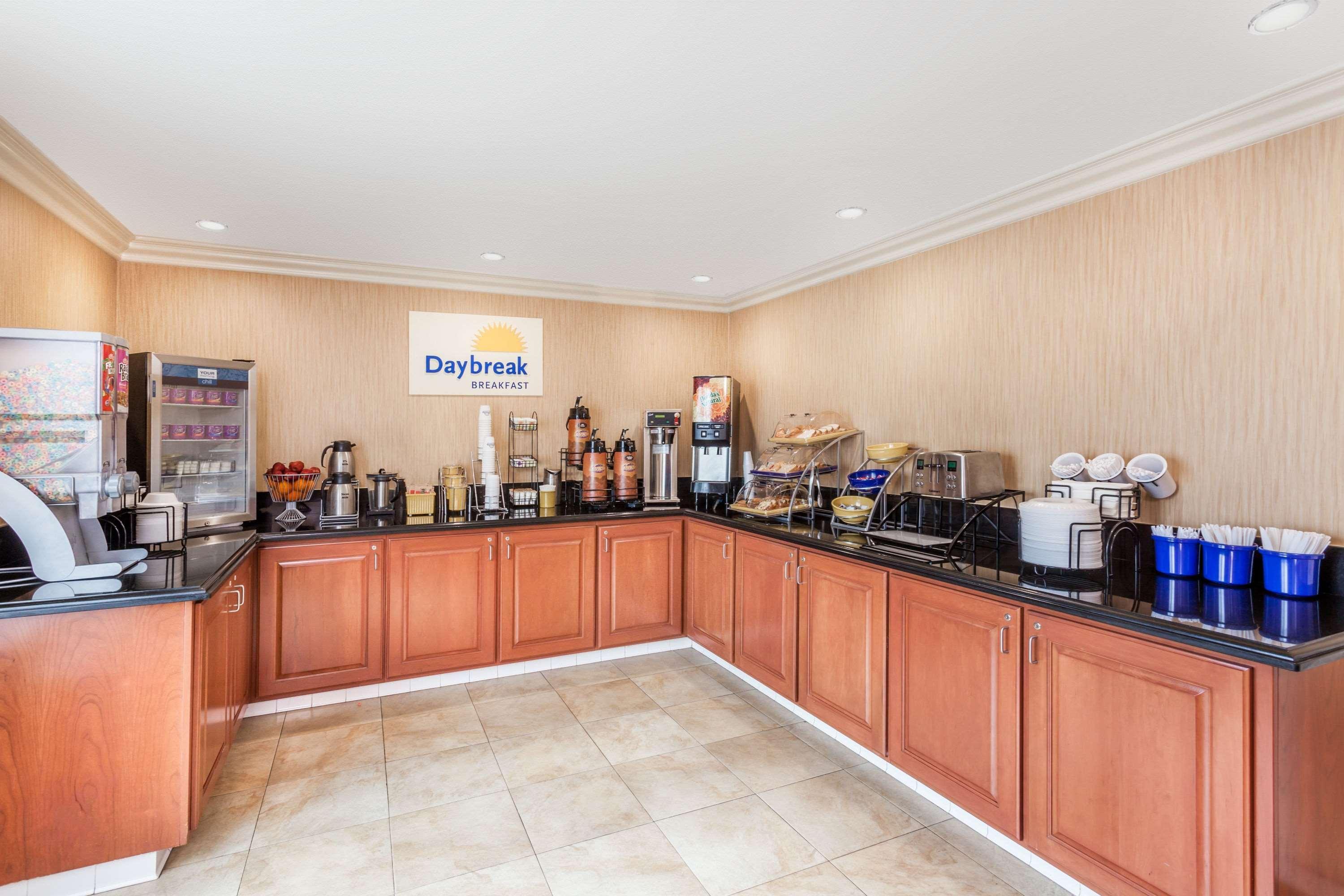Days Inn By Wyndham Carlsbad Bagian luar foto
