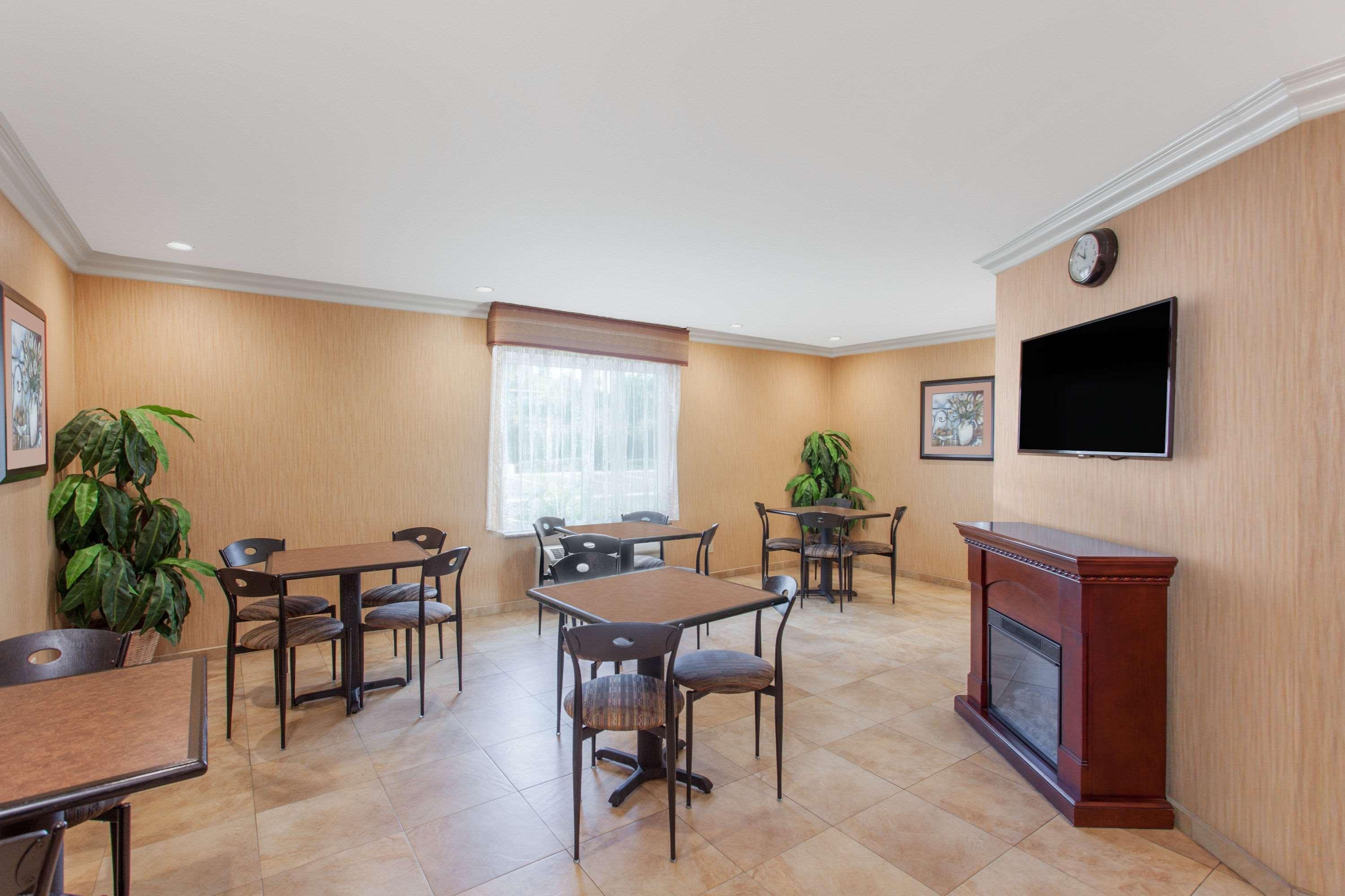 Days Inn By Wyndham Carlsbad Bagian luar foto