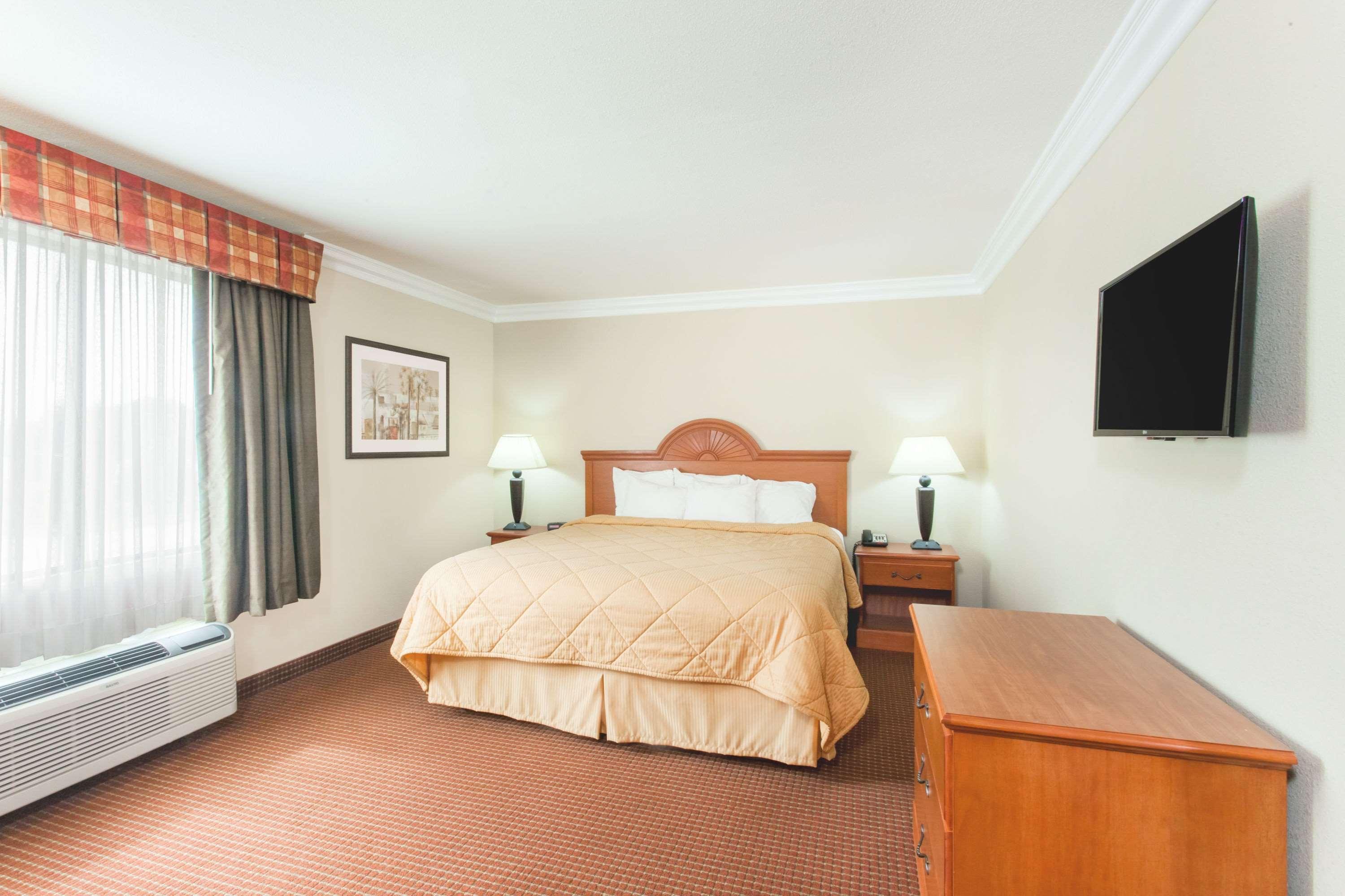 Days Inn By Wyndham Carlsbad Bagian luar foto