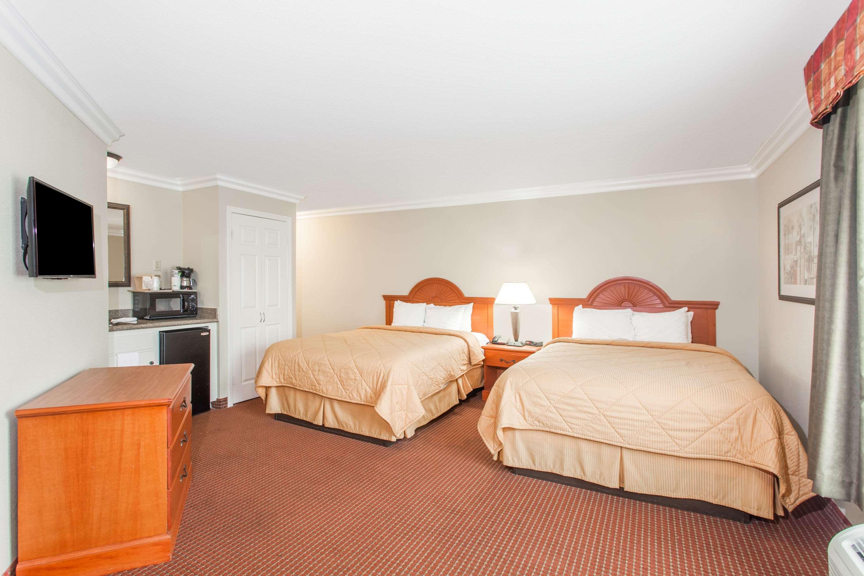 Days Inn By Wyndham Carlsbad Bagian luar foto