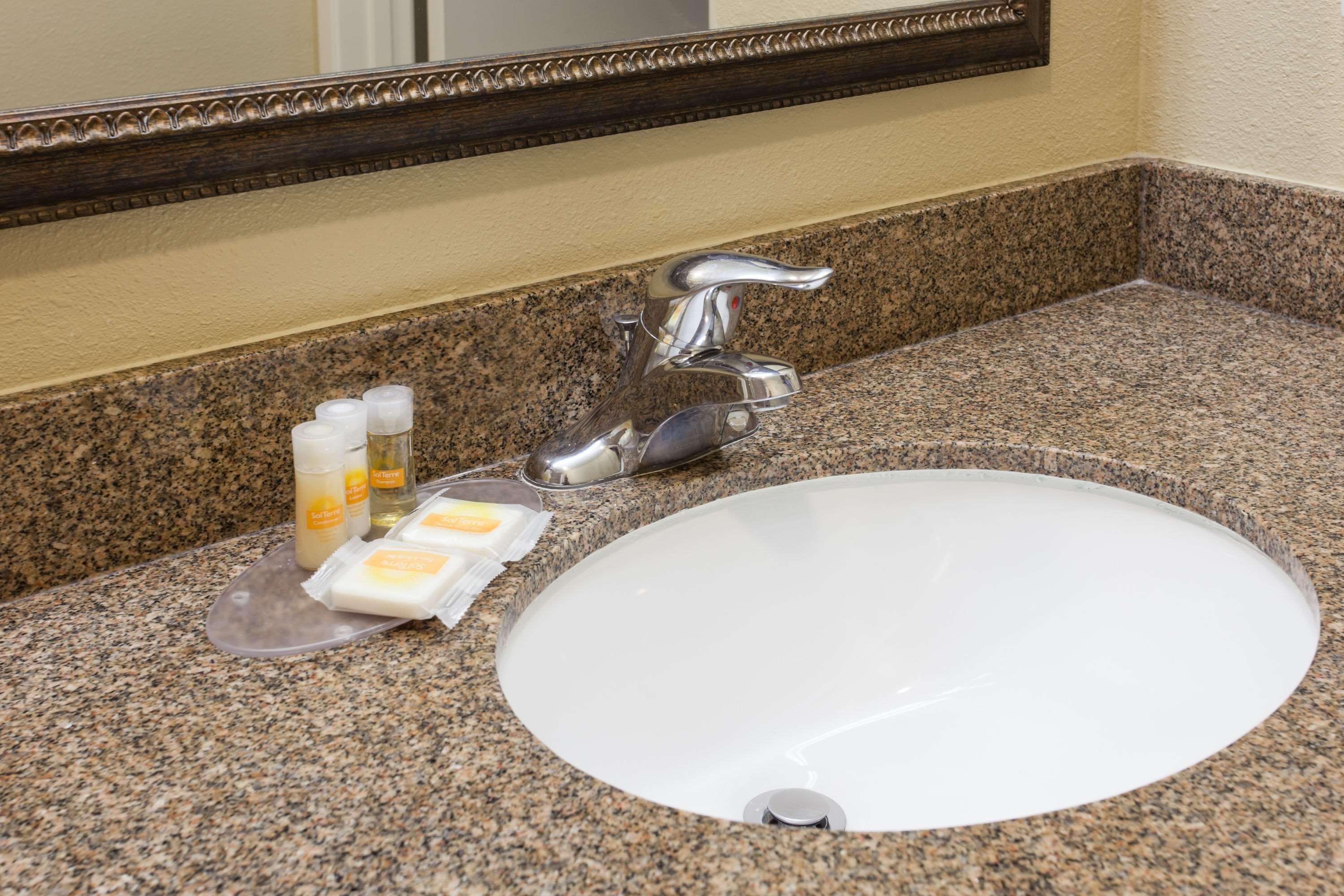 Days Inn By Wyndham Carlsbad Bagian luar foto