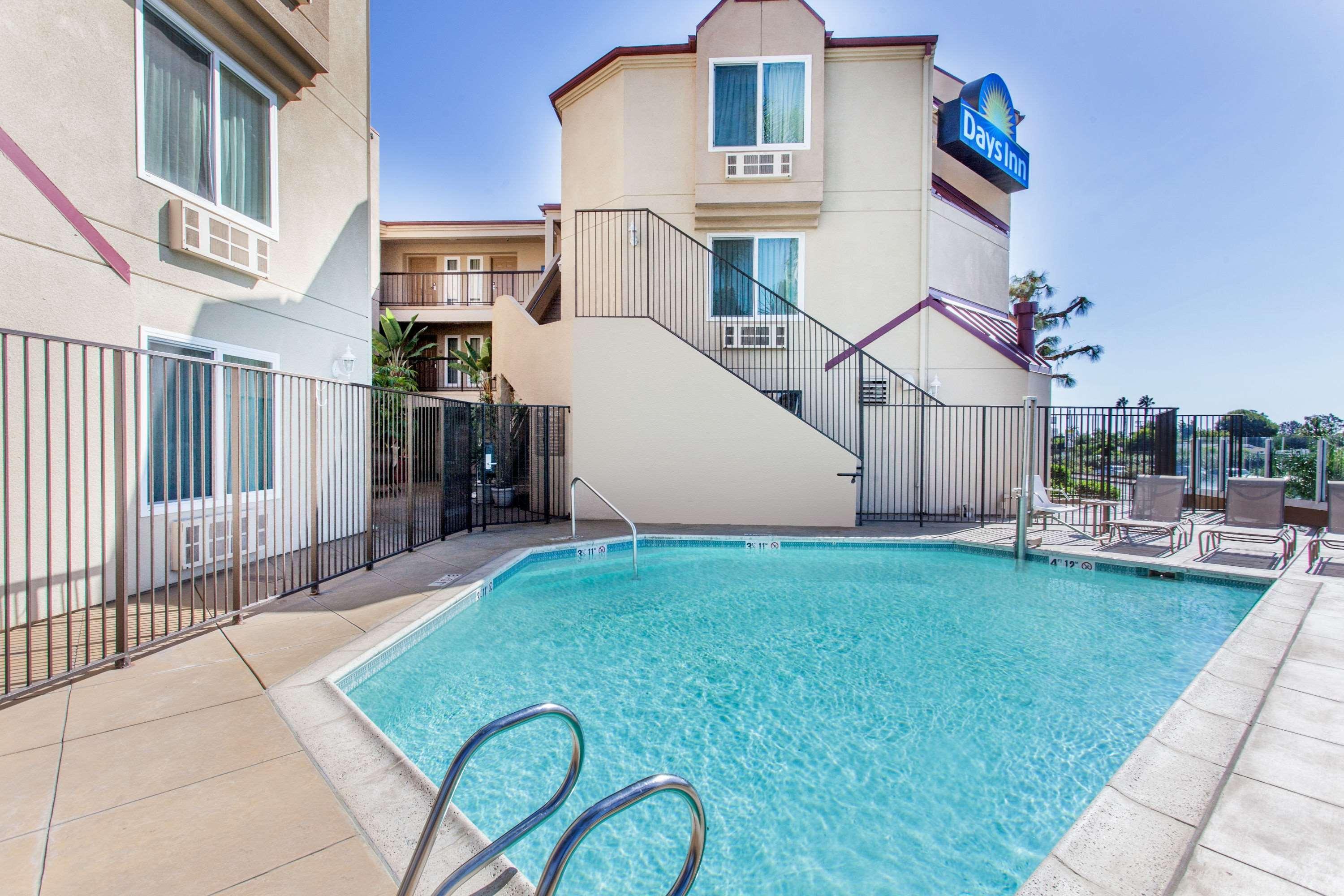 Days Inn By Wyndham Carlsbad Bagian luar foto