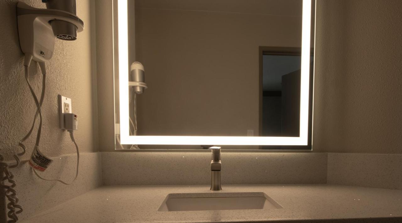 Days Inn By Wyndham Carlsbad Bagian luar foto
