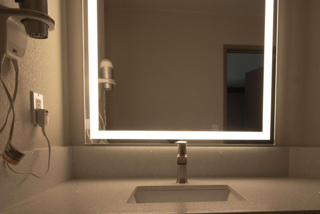 Days Inn By Wyndham Carlsbad Bagian luar foto