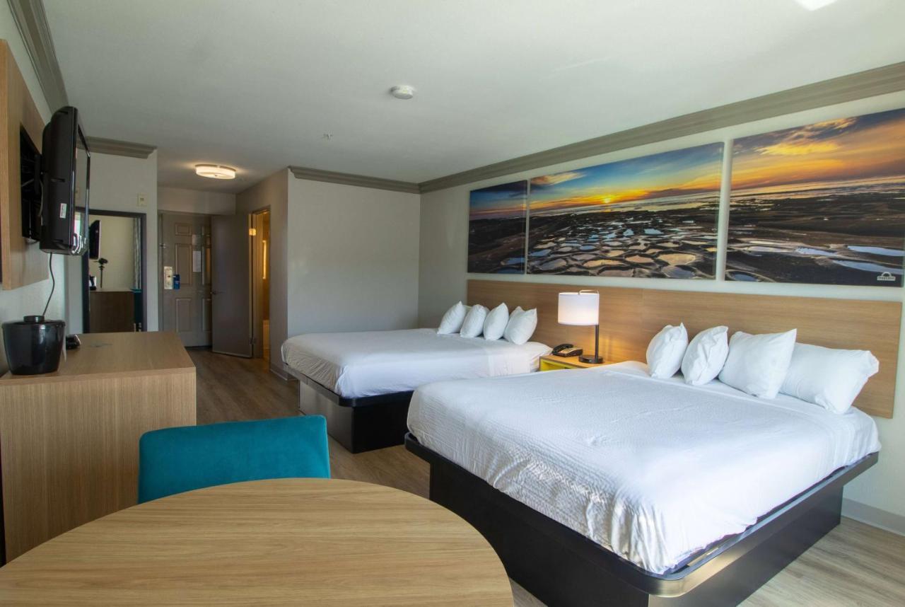 Days Inn By Wyndham Carlsbad Bagian luar foto