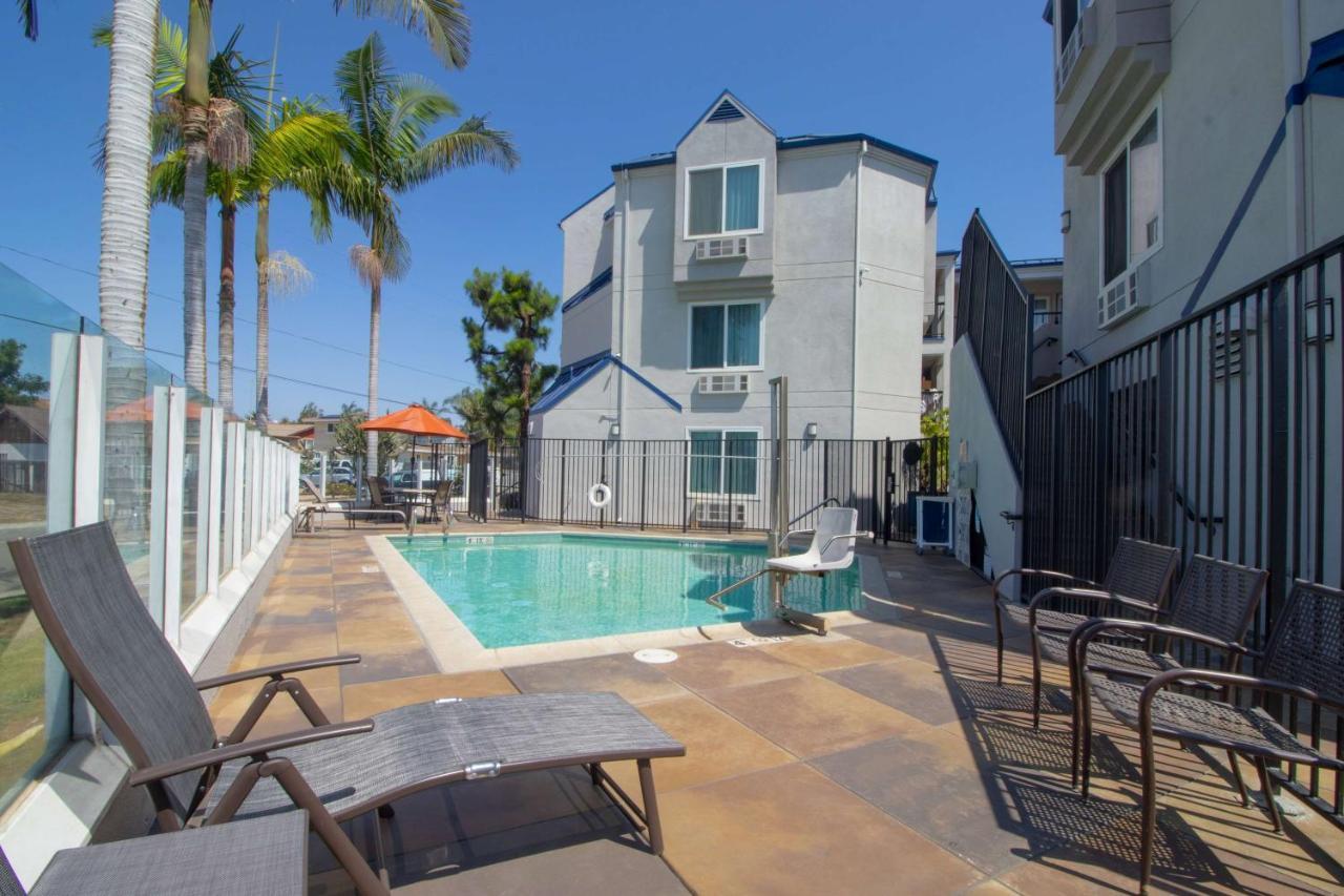 Days Inn By Wyndham Carlsbad Bagian luar foto