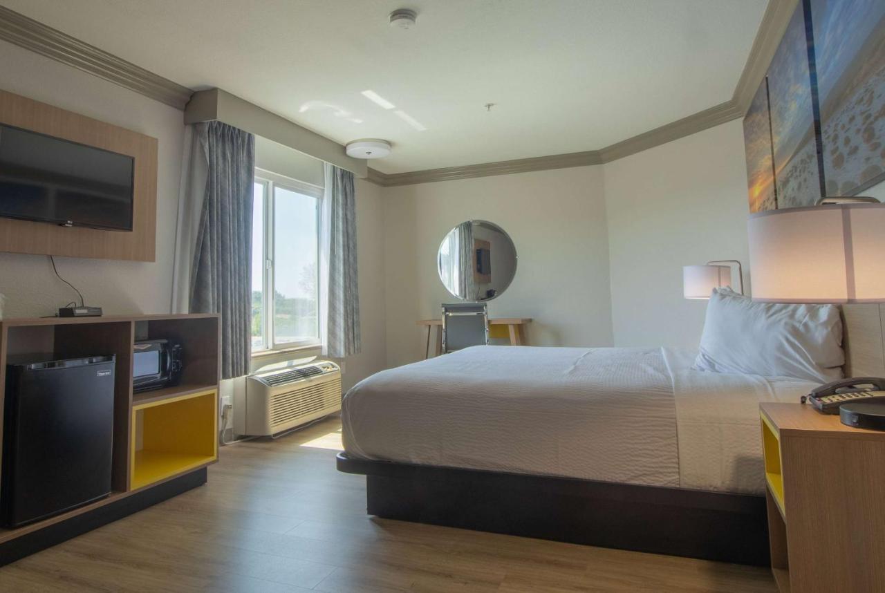 Days Inn By Wyndham Carlsbad Bagian luar foto