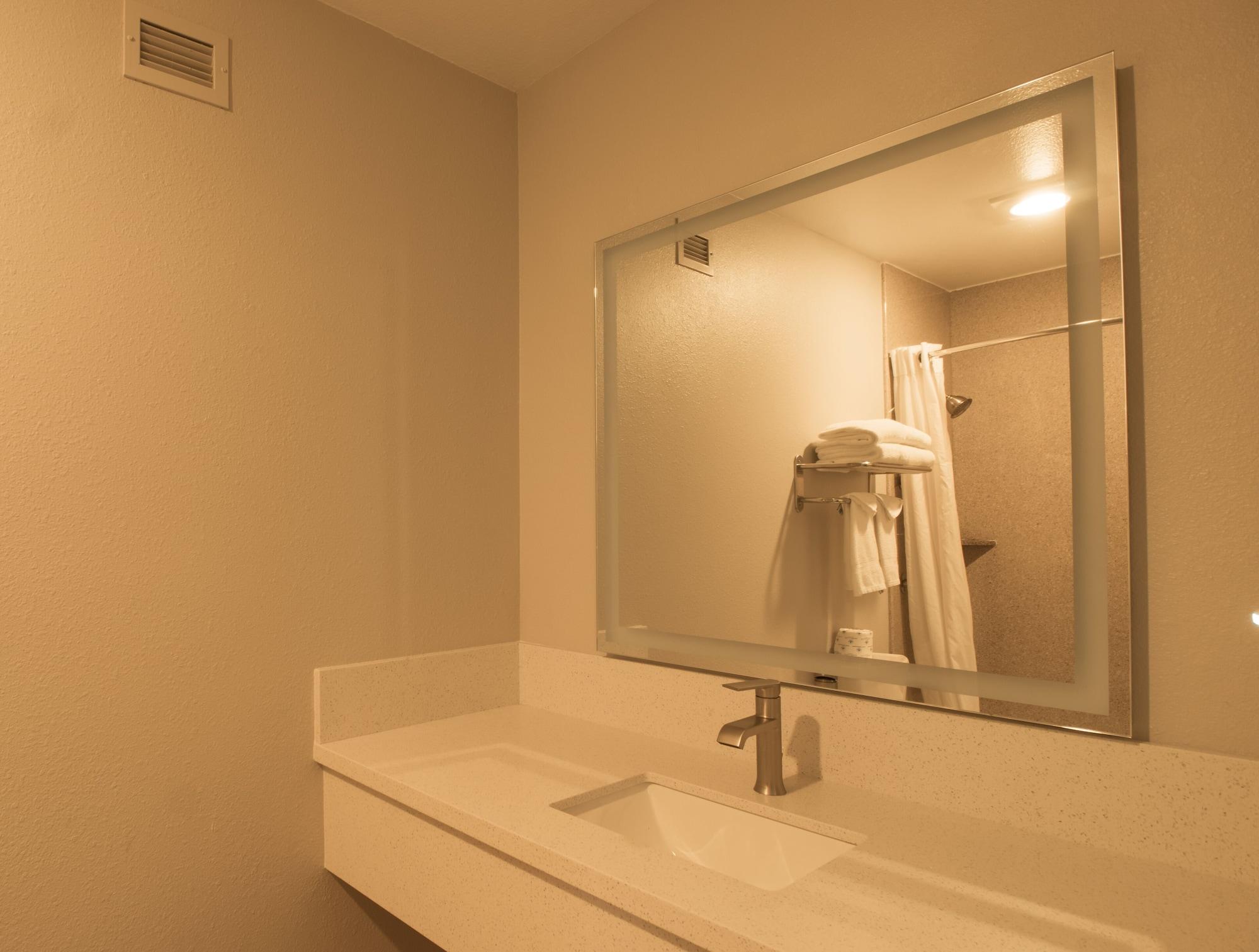 Days Inn By Wyndham Carlsbad Bagian luar foto