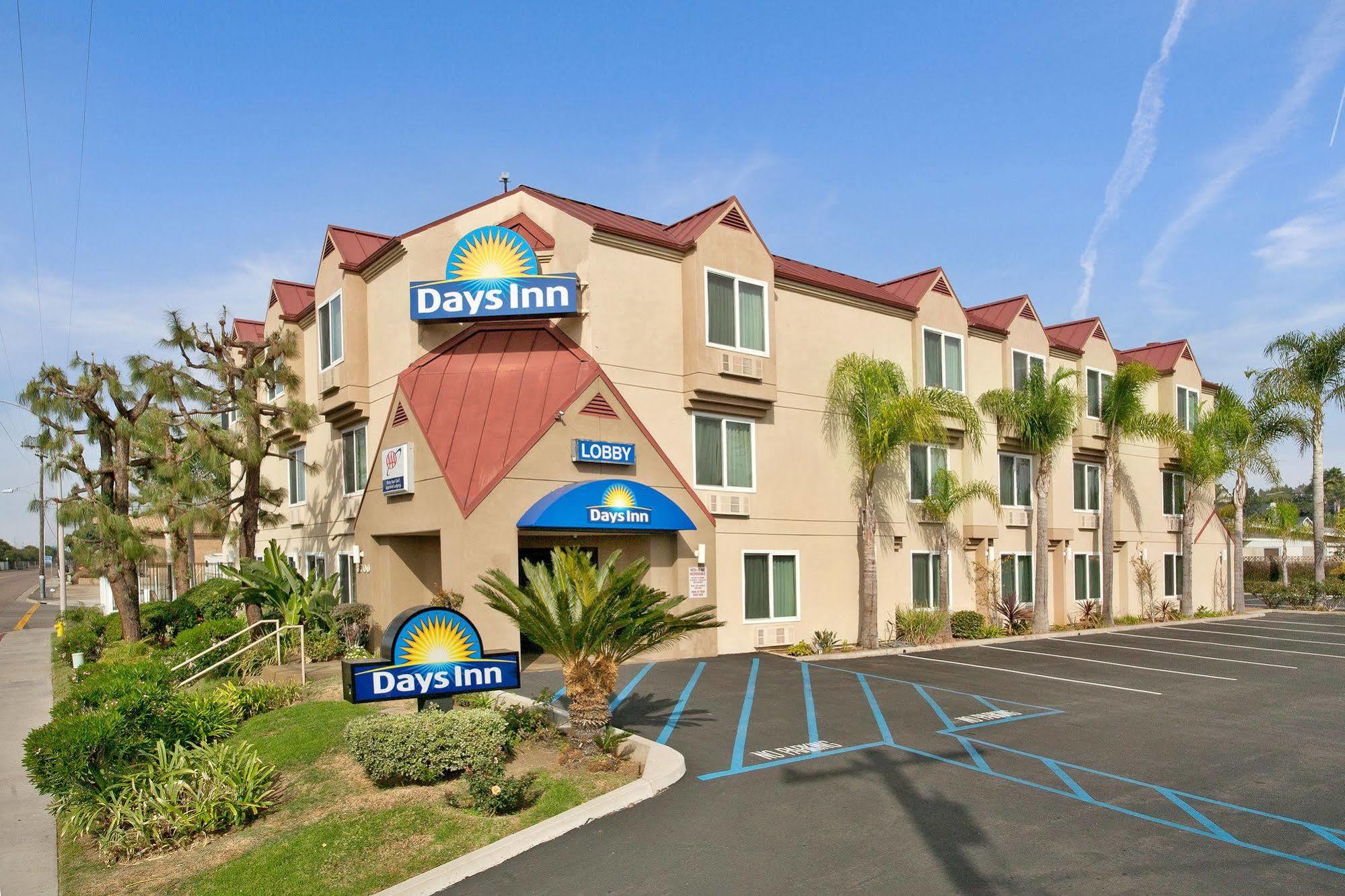 Days Inn By Wyndham Carlsbad Bagian luar foto