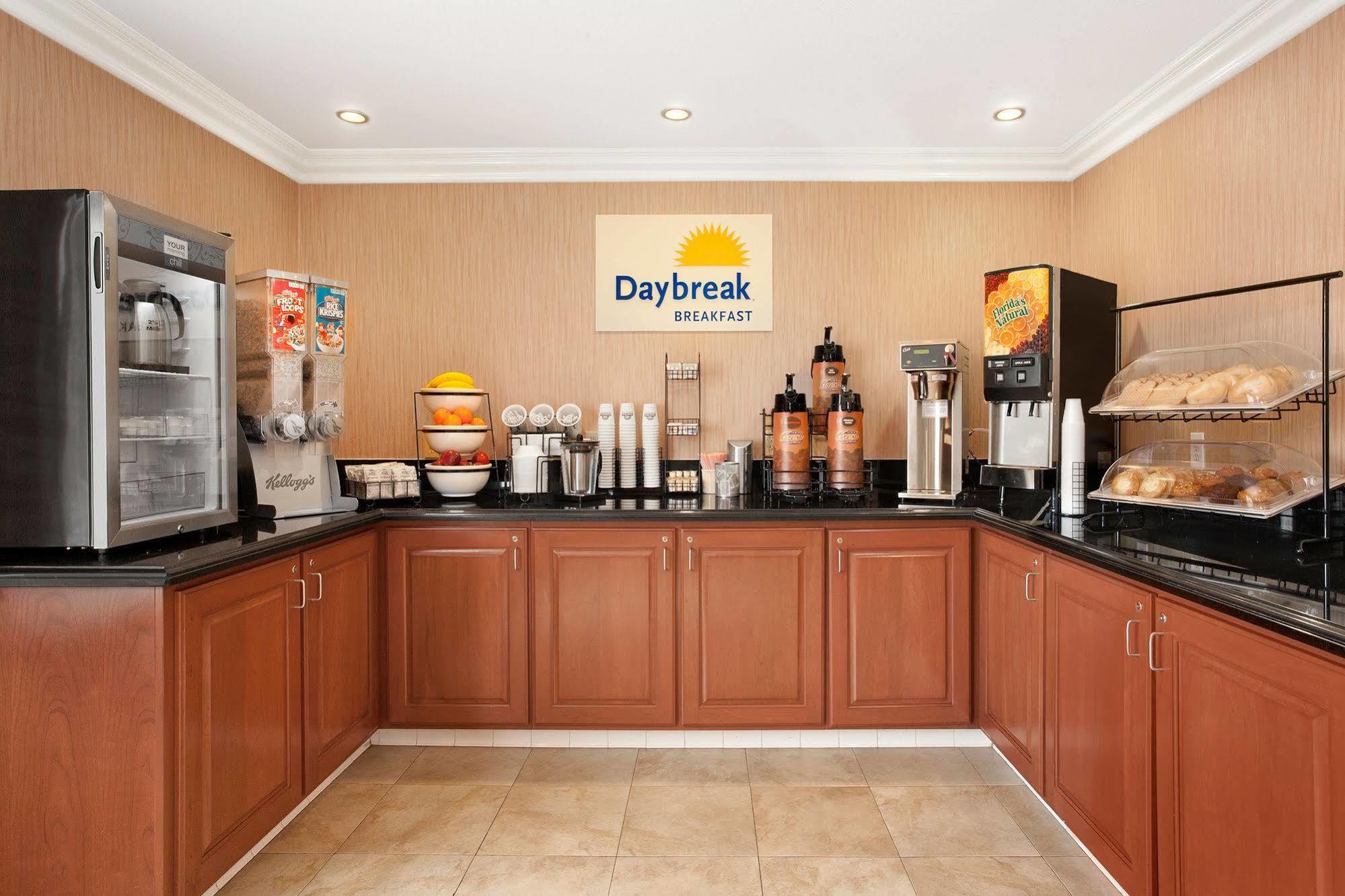 Days Inn By Wyndham Carlsbad Bagian luar foto