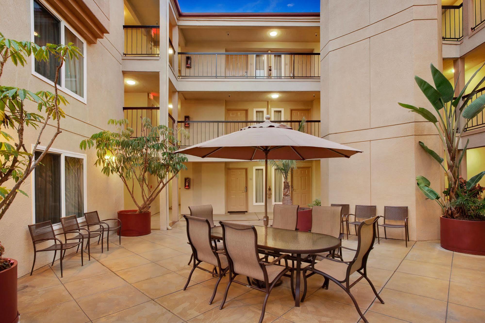 Days Inn By Wyndham Carlsbad Bagian luar foto