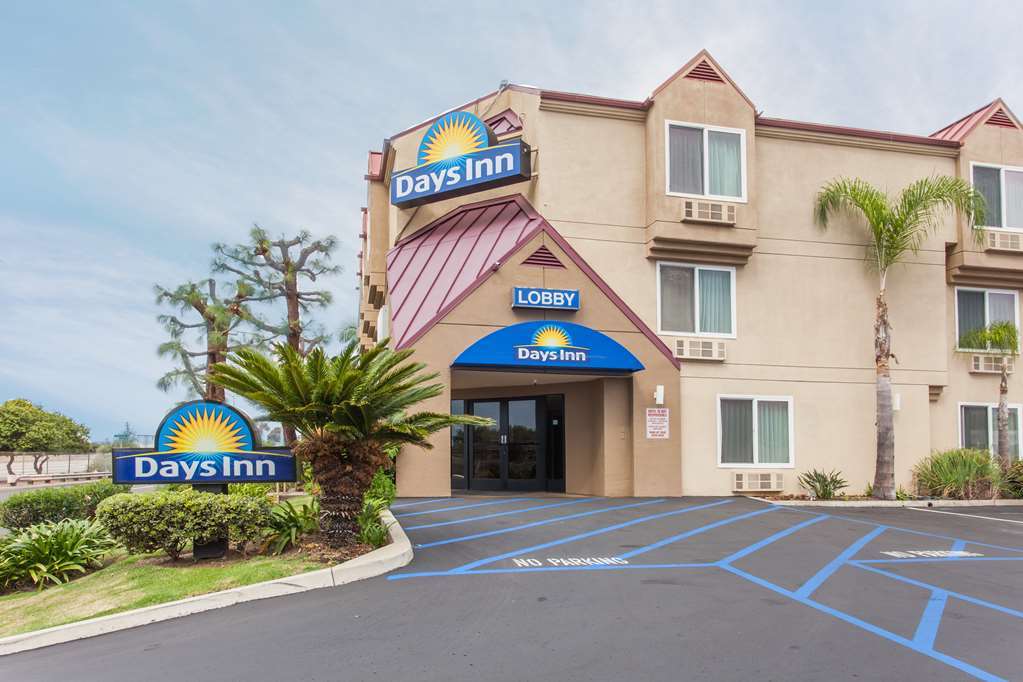 Days Inn By Wyndham Carlsbad Bagian luar foto