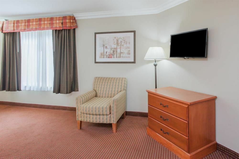 Days Inn By Wyndham Carlsbad Bagian luar foto