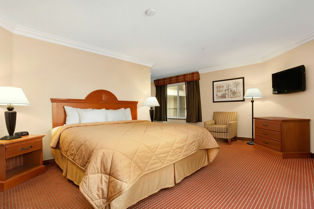 Days Inn By Wyndham Carlsbad Bagian luar foto